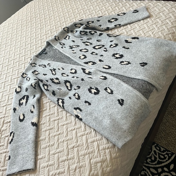 Ellen Tracy Gray Animal Print Cardigan. Size M. Good condition. - Picture 2 of 13